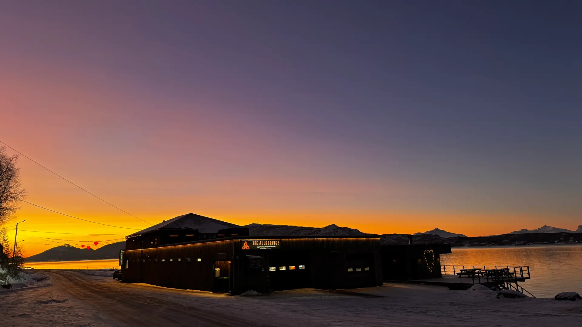 TRE Allservice bygning ved solnedgang i Nord-Norge
