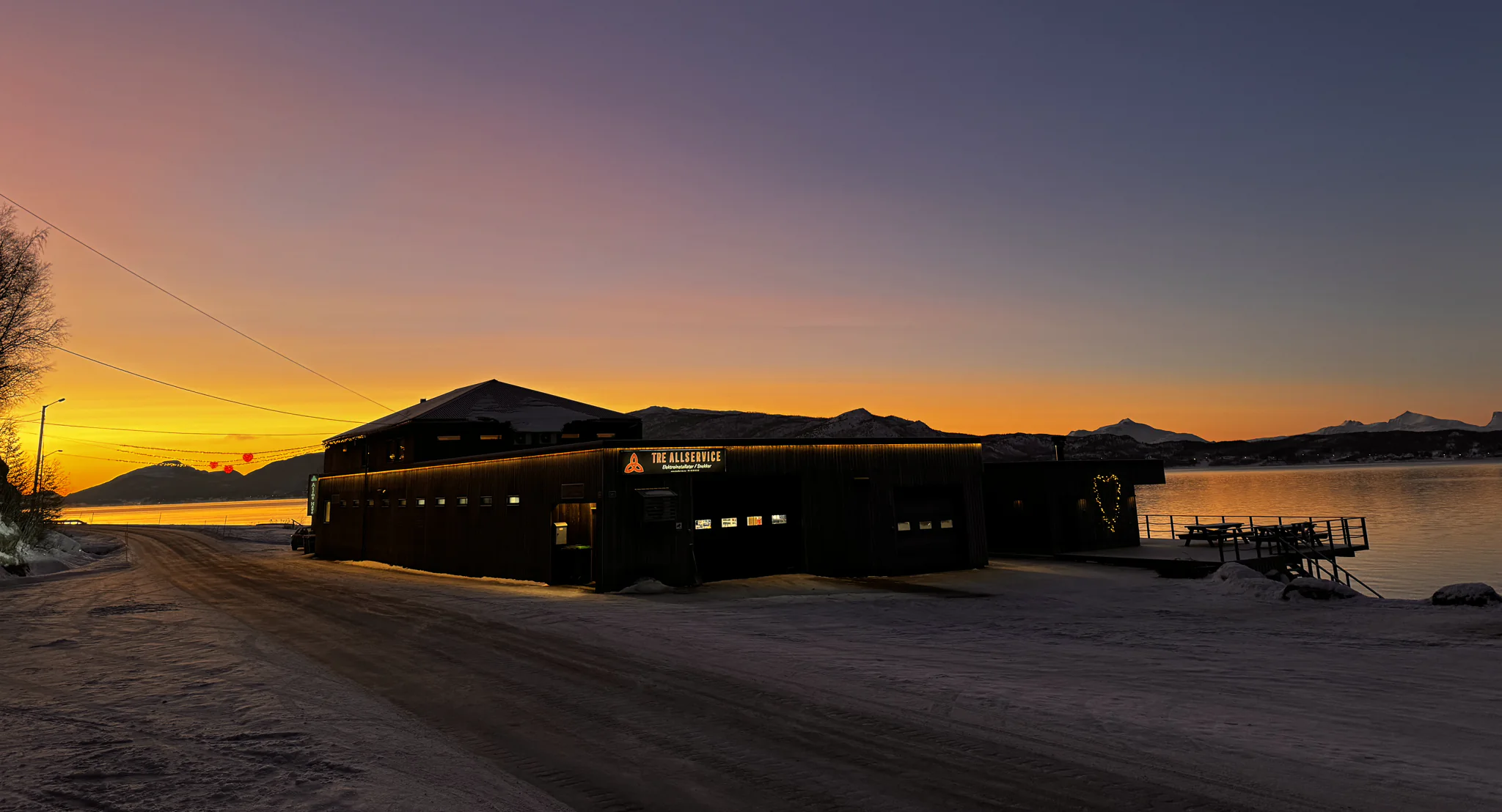 TRE Allservice sitt bygg i Brøstadbotn ved solnedgang